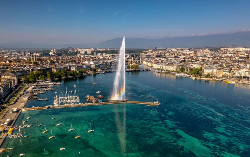 Vue drone du jet d'eau au centre ville de Genève